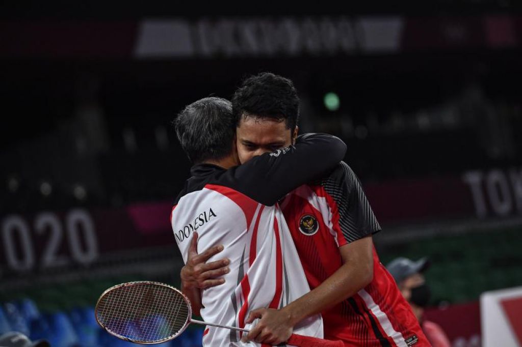 Anthony Sinisuka Ginting (kanan) memeluk pelatihnya Hendry Saputra (Foto: ANTARA/Sigid Kurniawan via Republika)