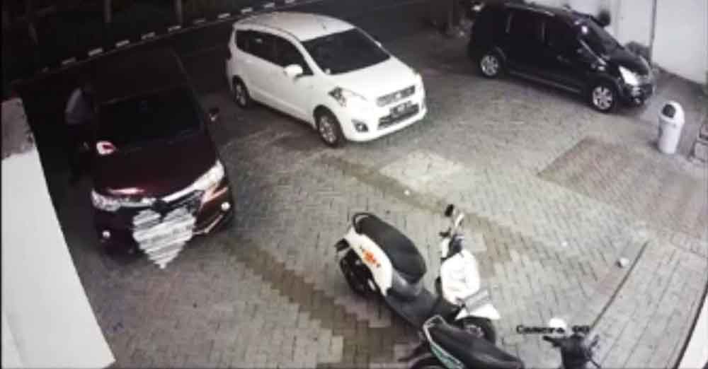 Foto: Rekaman CCTV bandit pecah kaca saat beraksi