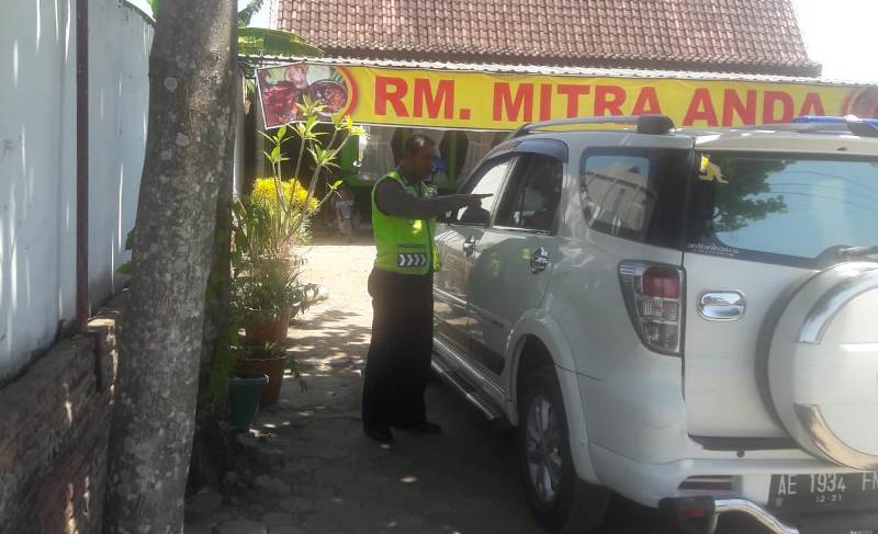 Polisi menunjukkan kaca yang dipecah pencuri.