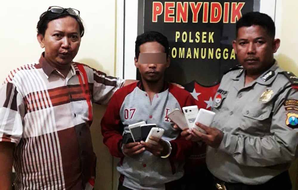 Tersangka (tengah) saat diamankan di Mapolsek sukomanunggal