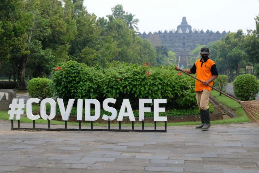 Pekerja menyapu kawasan Taman Wisata Candi (TWC) Borobudur, Magelang, Jateng (Foto: ANTARA/Anis Efizudin via Republika)
