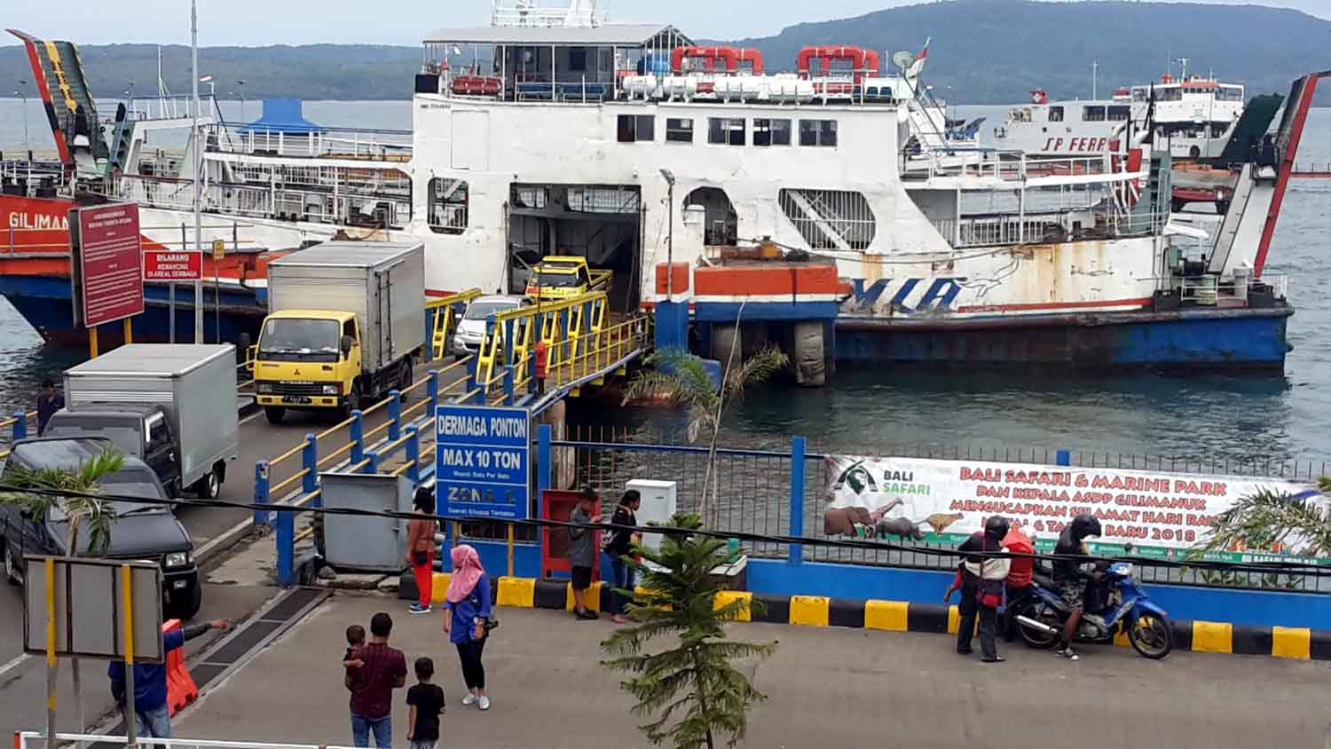 Suasana penyeberangan di Pelabuhan ASDP Ketapang Banyuwangi
