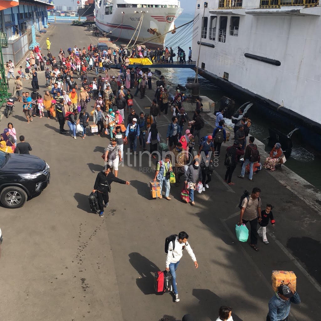 Pemudik tiba di Pelabuhan Tanjung Perak Surabaya./Foto: Narendra Bakrie.