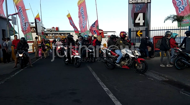 Pemudik dari Pulau Bali yang menyebrang di Pelabuhan Ketapang/Foto: Hafiluddin Ahmad
