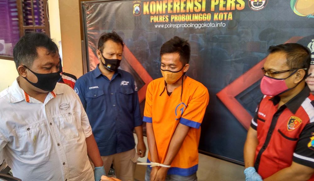 Pelaku pembacokan kepada santri atau korban.