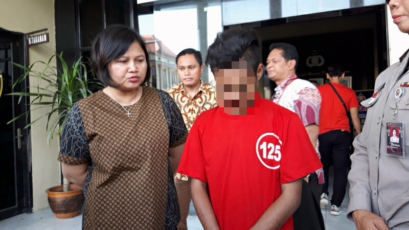 Pelaku pencabulan saat digelandang di Mapolrestabes Surabaya.