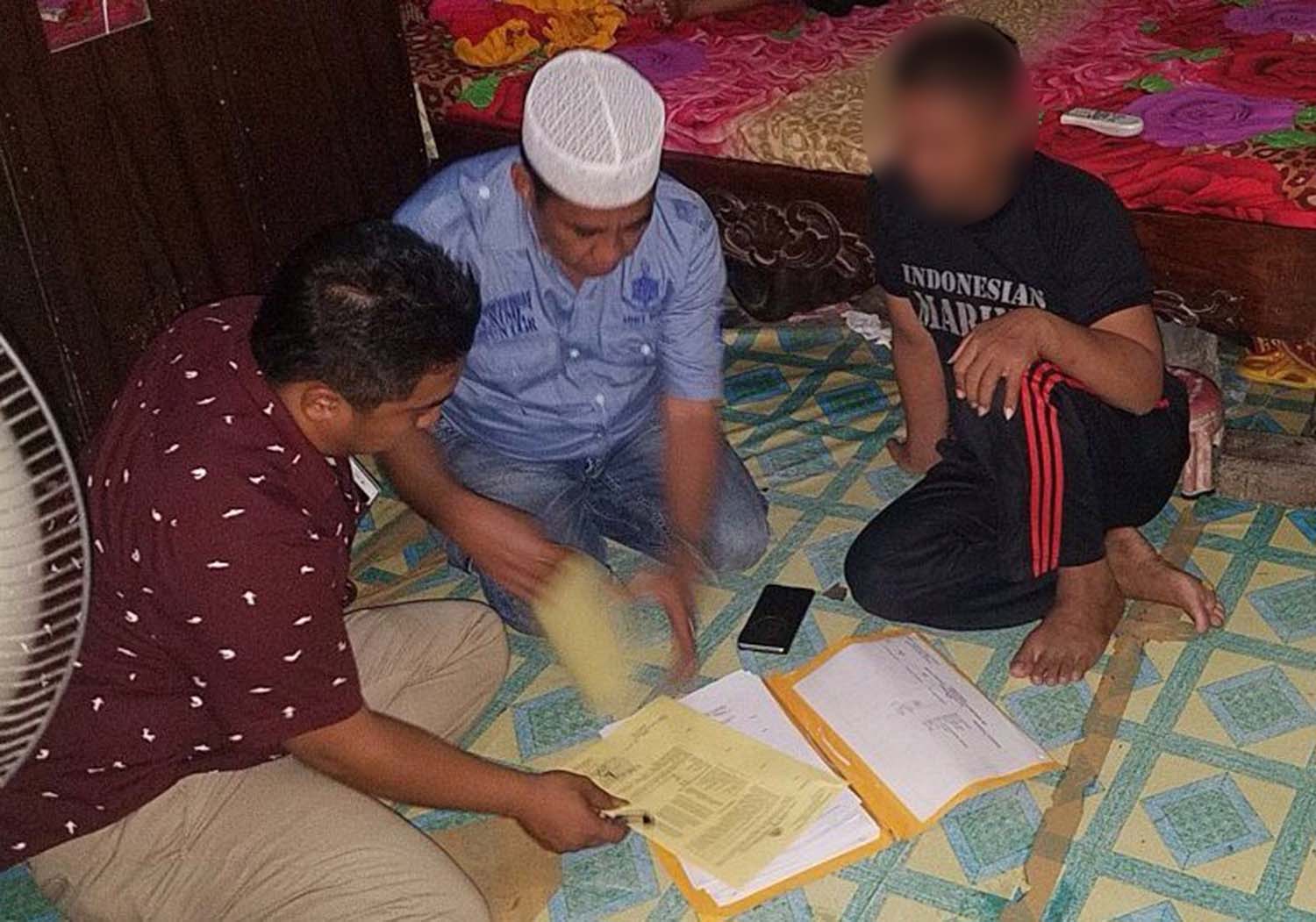 Tersangka Nursalam (kanan, kaos hitam), saat ditangkap di kos-kosanya.