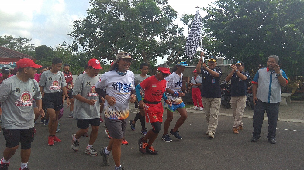 Tiga pelari marathon saat tiba di Blitar.
