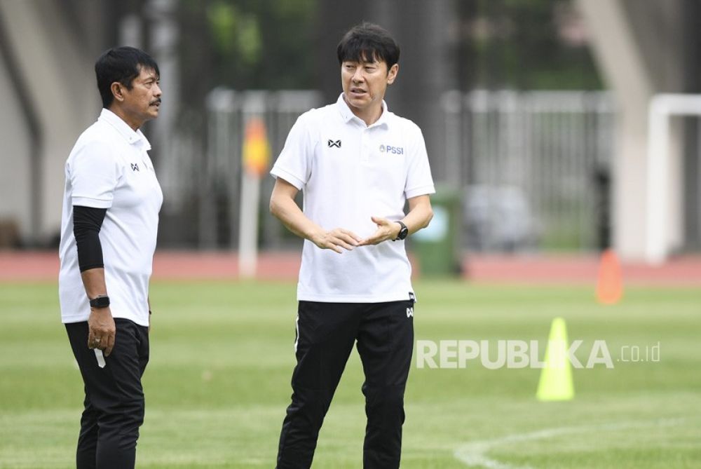Pelatih Timnas Indonesia Shin Tae-yong dan asisten pelatih Indra Sjafri (Foto: Antara/Hafidz Mubarak A)


