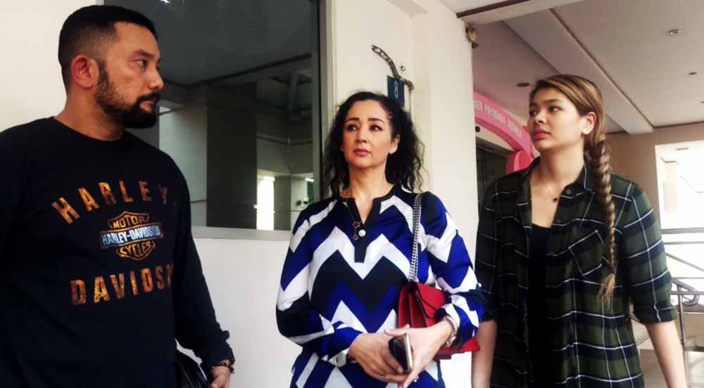 Tengku Mochtar Djohansyah (kiri), Houria Robyn (tengah) dan adik P.