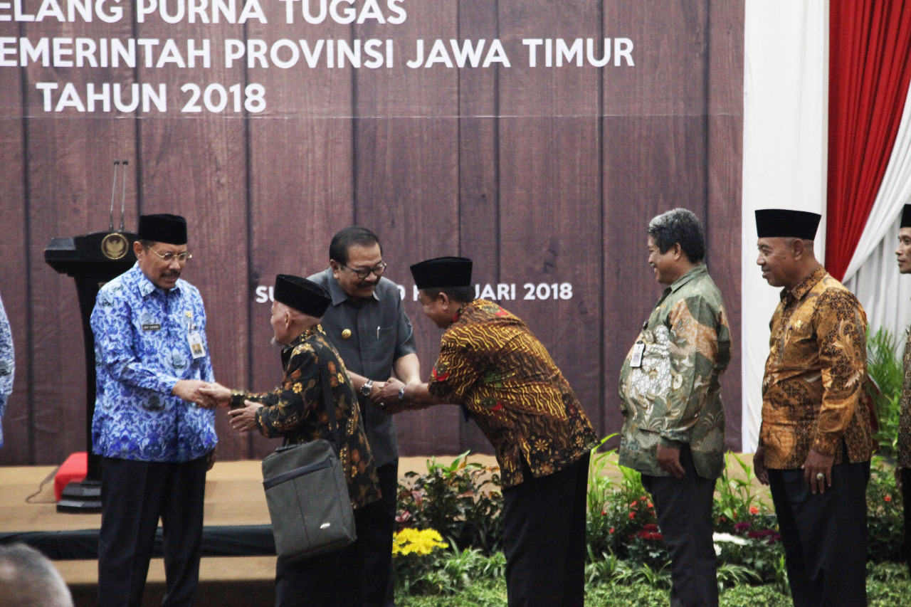 Gubernur Soekarwo saat melepas ASN