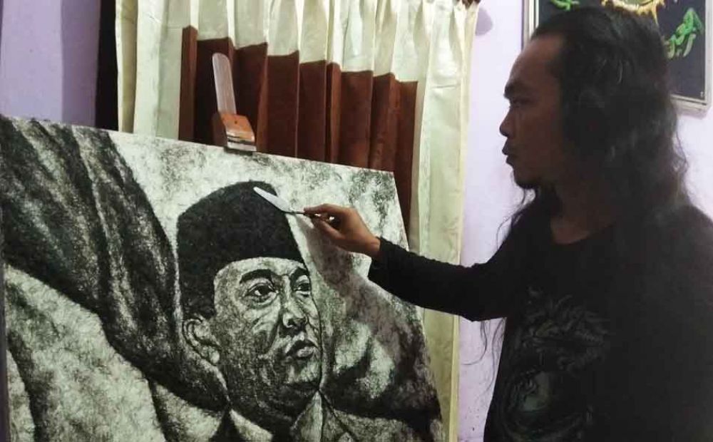  Ahmad Dimyati saat melukis gambar Bung karno menggunakan media rambut