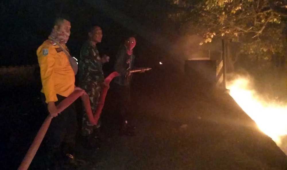 Petugas dan warga padamkan api di Hutan Baluran