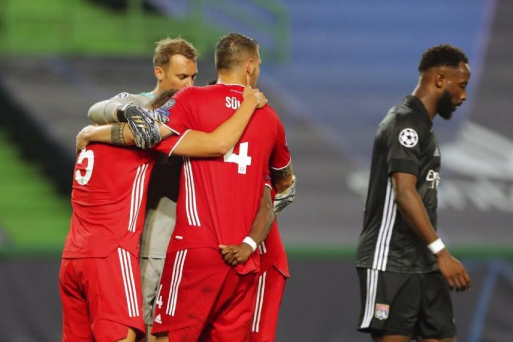 Pemain Bayern Muenchen merayakan kemenangan 3-0 atas Olympique Lyon di babak semifinal Liga Champions di Stadion Jose Alvalade, Lisbon, Portugal (Foto: Miguel A. Lopes/Pool via AP)
