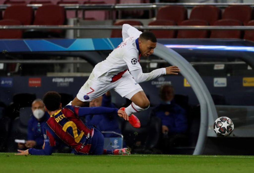 Pemain belakang Barcelona Sergino Dest (kiri) berebut bola dengan striker PSG Kylian Mbappe (kanan) (Foto: EPA-EFE/ALBERTO ESTEVEZ via Republika)