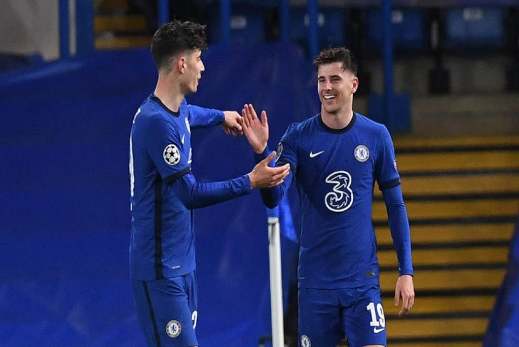 Pemain Chelsea Mason Mount (kanan) merayakan golnya ke gawang Real Madrid bersama Kai Havertz (Foto: EPA/NEILL HALL via Republika)