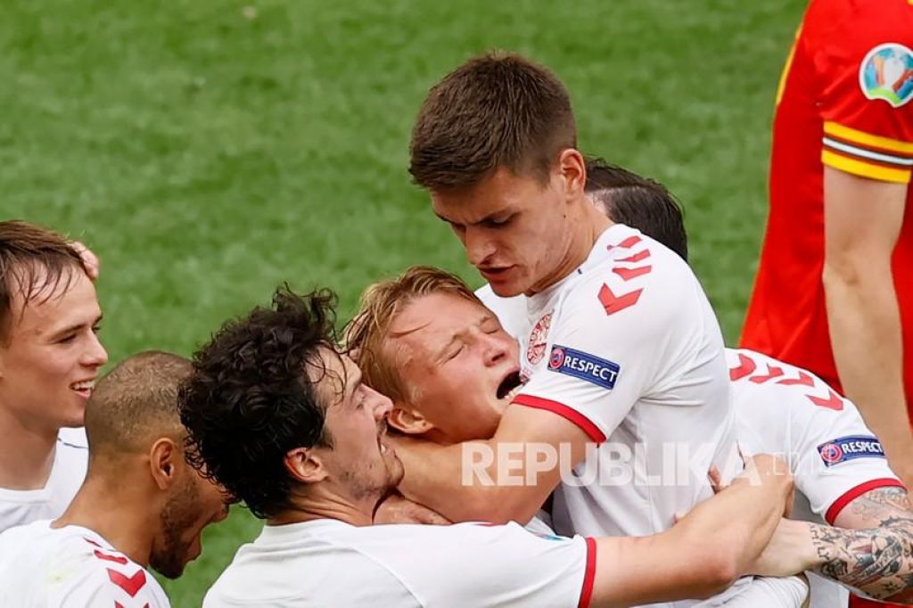 Para pemain Denmark merayakan golnya (Foto: Koen van Weel, Pool via AP via Republika)
