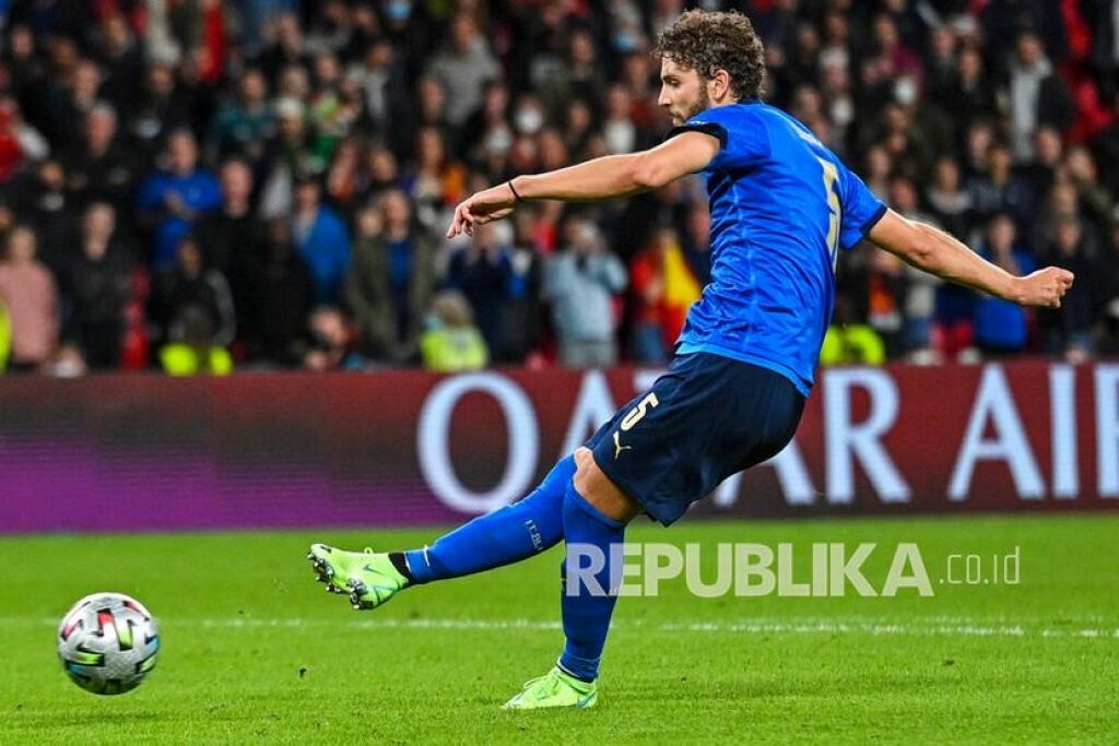 Pemain Italia Manuel Locatelli ( Foto: Justin Tallis/Pool Photo via AP via Republika)
