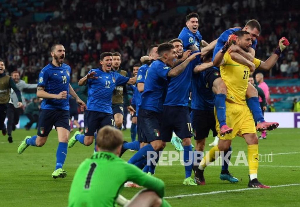 Pemain Italia merayakan setelah memenangkan final UEFA EURO 2020 (Foto: EPA-EFE/Laurence Griffiths via Republika)
