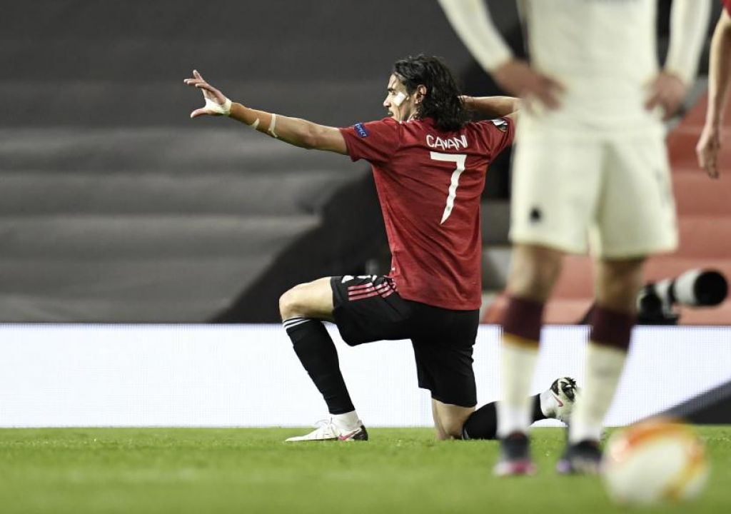 Pemain MU Edison Cavani merayakan gol ke gawang AS Roma (Foto: EPA via Republika)