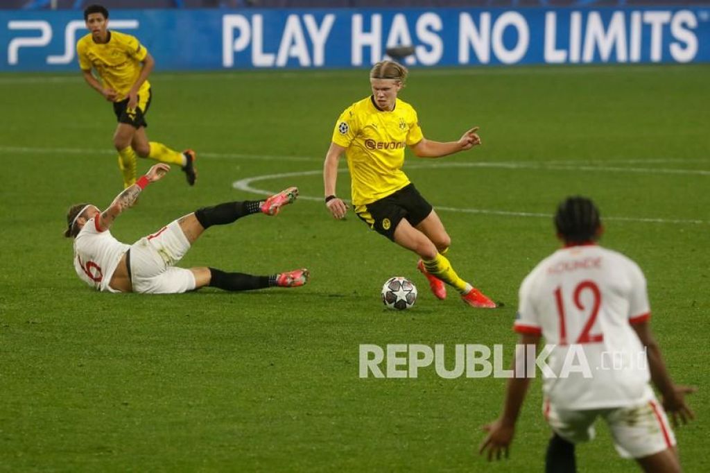 Penyerang Borussia Dortmund Erling Haaland (tengah) berakasi saat melawan Sevilla pada leg pertama 16 besar Liga Champions (Foto: AP / Angel Fernandez via Republika)
