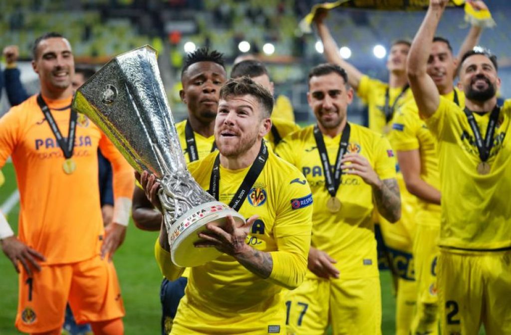 Pemain Villarreal mengangkat trofi Liga Europa 2020/2021 setelah mengalahkan Manchester United (Foto: EPA-EFE/Michael Sohn / POOL via Republika)
