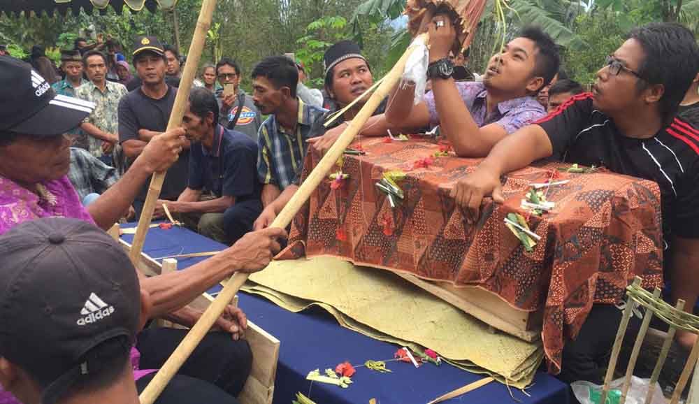 Dua jenazah yang akan dimakamkan dalam satu liang lahat