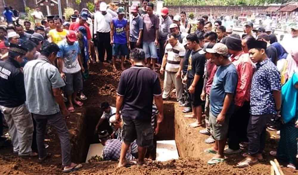 Proses pemakaman pasutri korban pembunuhan di Tulungagung