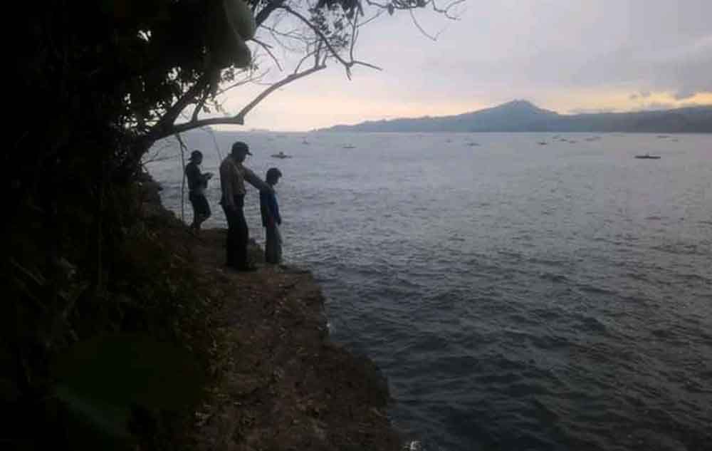 Polisi menunjukkan tebing tempat korban memancing