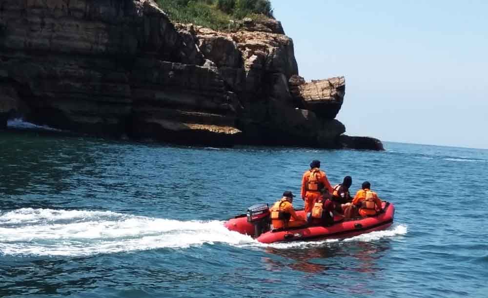 Pencarian dua pemancing yang jatuh dari tebing di Tulungagung