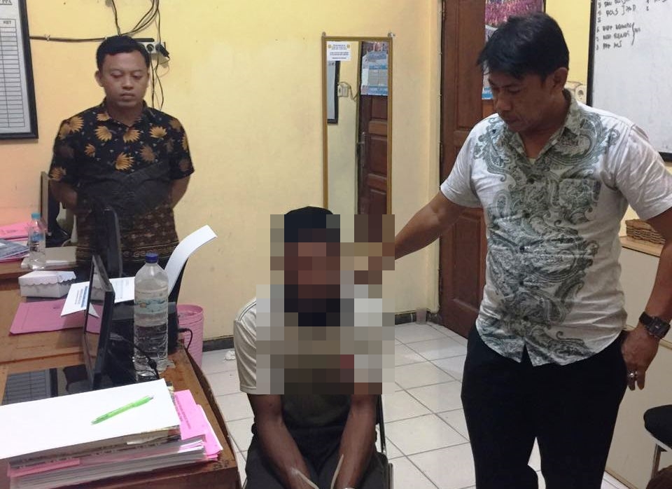 Petugas saat mengamankan pelaku.