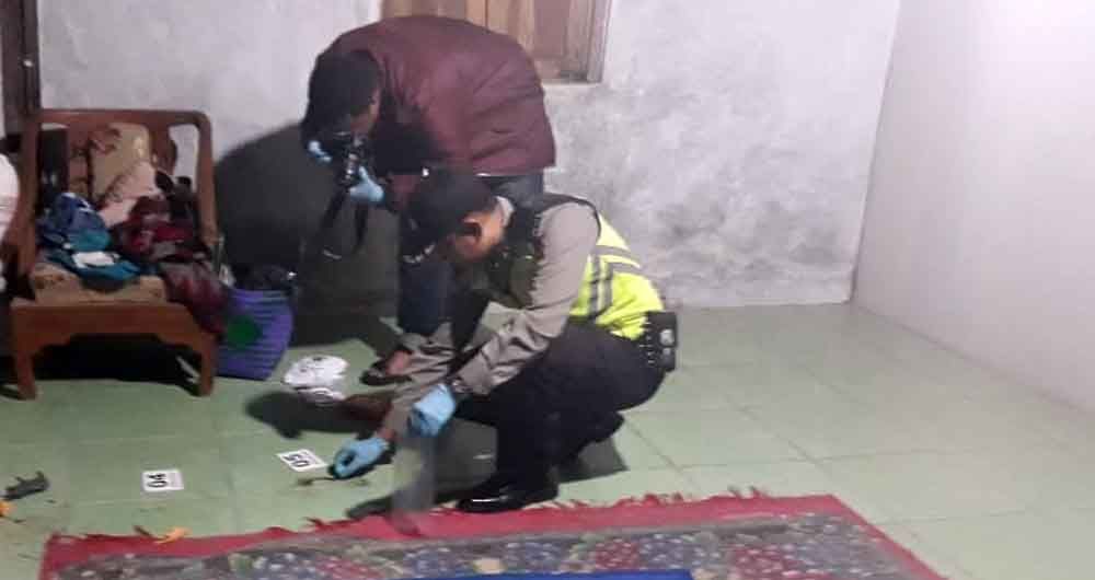 Polisi melakukan olah TKP di rumah korban
