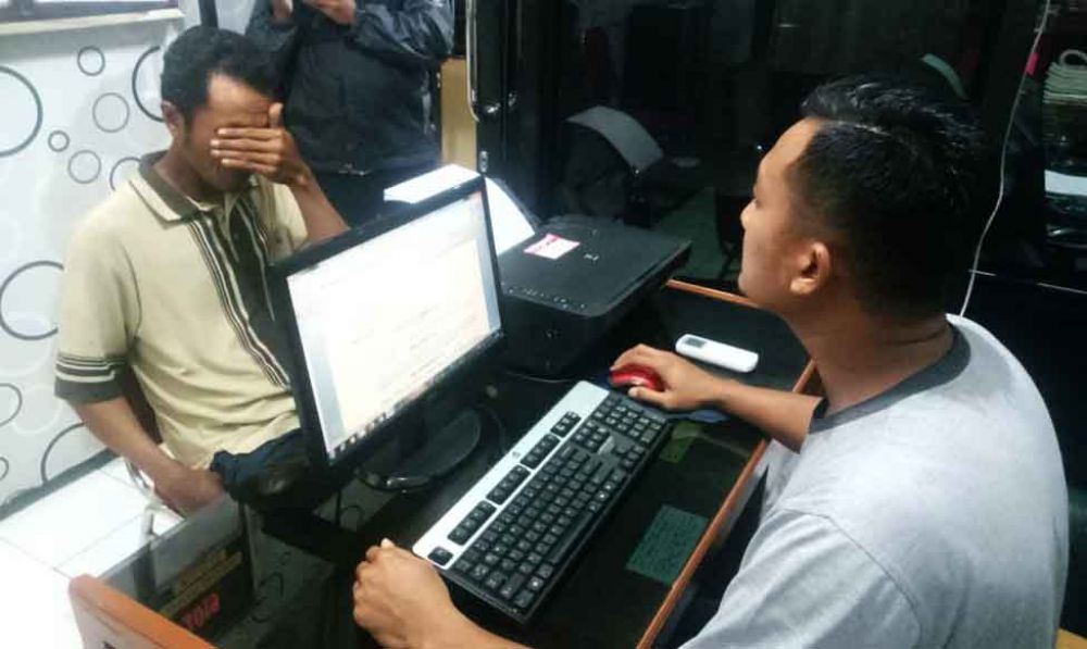 Tersangka pembacok saat berada di Mapolsek Sooko