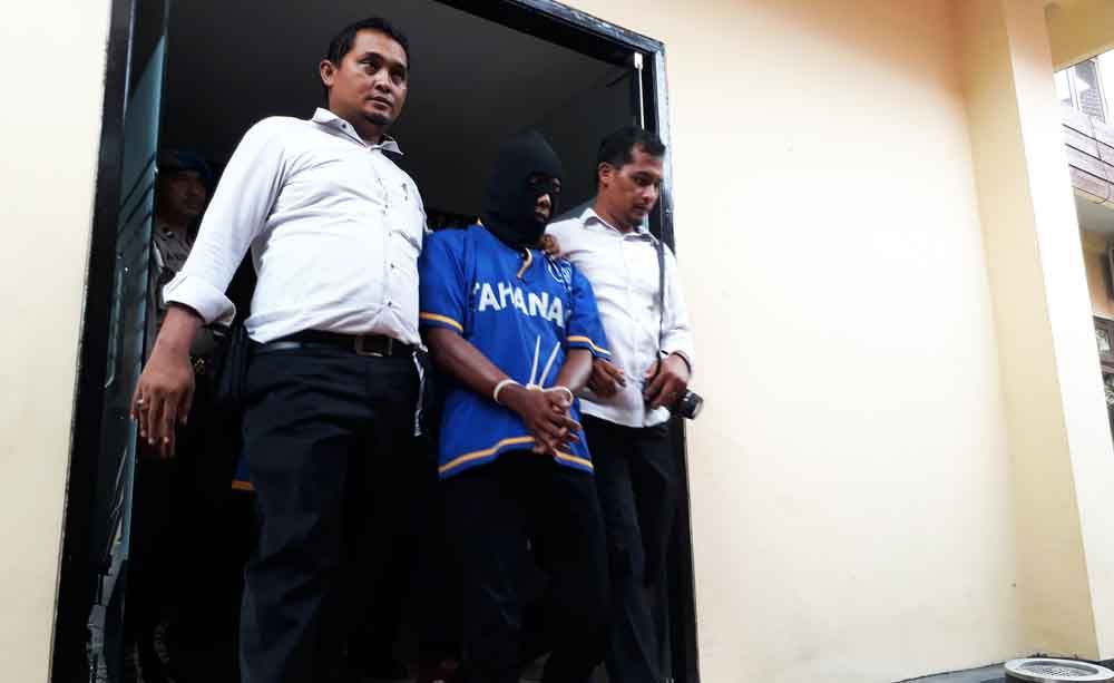 Salah satu tersangka pembunuhan saat di Mapolres Pasuruan