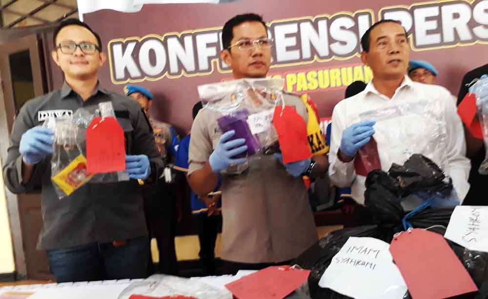 Polisi menunjukkan barang bukti 