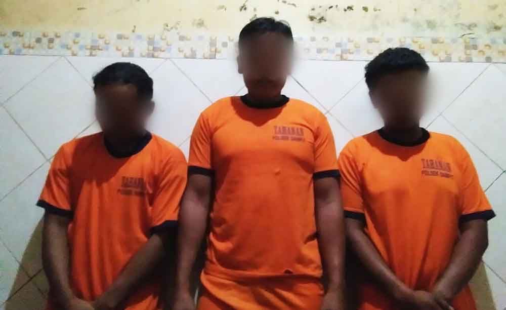 Tiga tersangka saat diamankan di Mapolsek Dampit