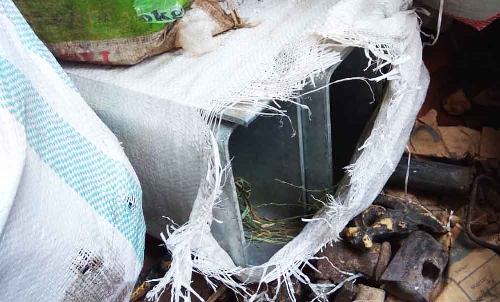 Barang bukti pagar pembatas jalan tol yang hilang