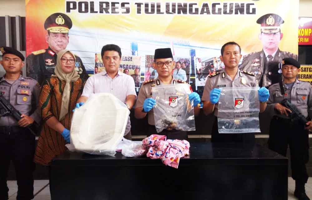 Polisi menunjukkan sejumlah alat bukti kasus pembuang bayi di kloset