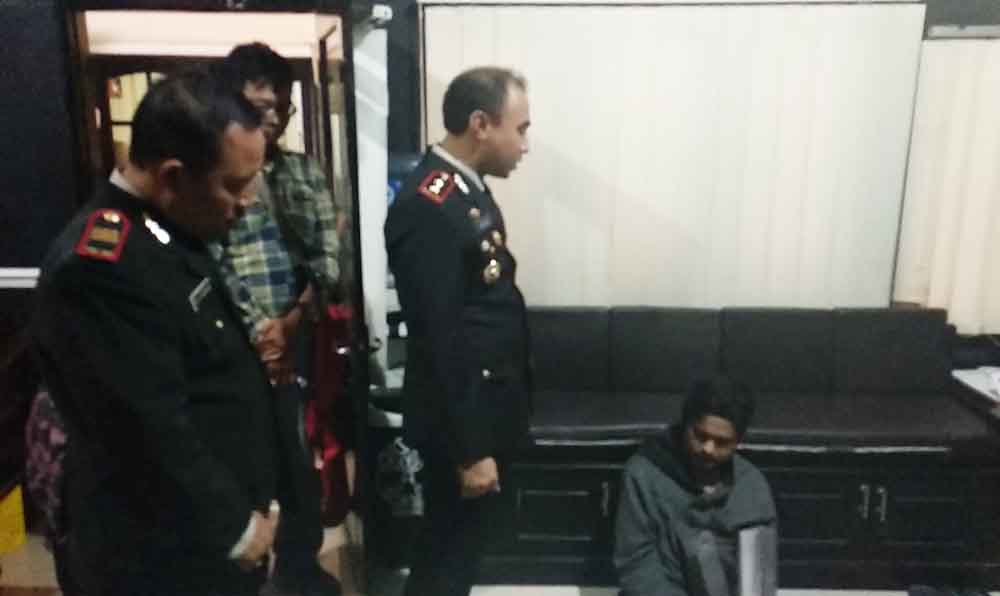 Tersangka Iqhsan (duduk lantai) saat berada di Mapolres Ponorogo