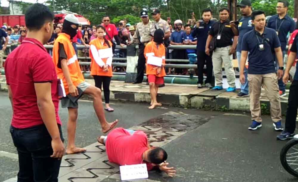 Reka ulang pengeroyokan di Malang