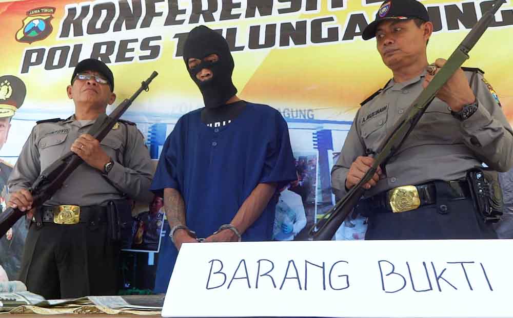 Tersangka pembunuhan saat diamankan di Mapolres Tulungagung