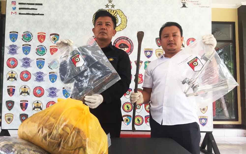 Barang bukti yang diduga digunakan sebagai alat pembunuhan