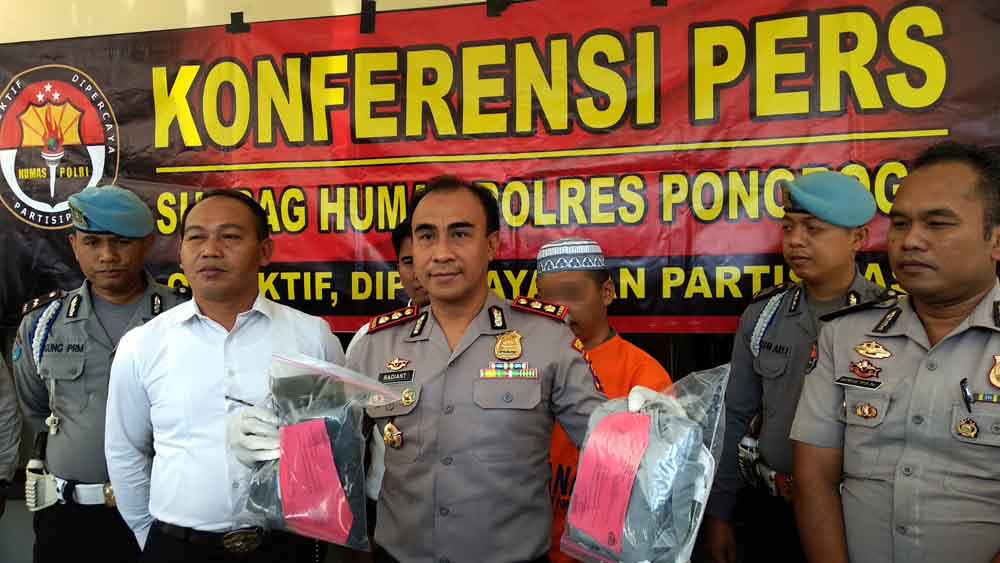 Konfrensi pers anak membunuh bapaknya di Mapolres Ponorogo