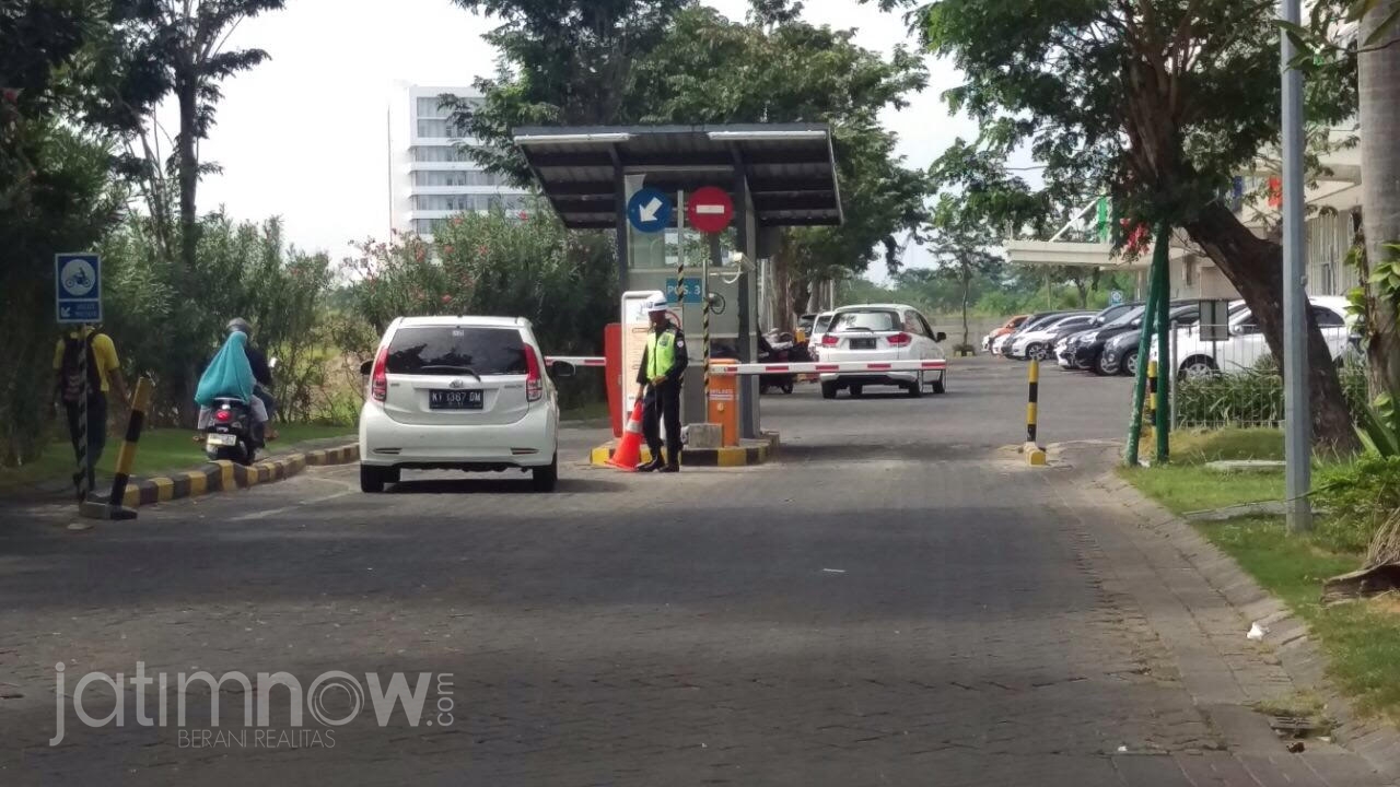 Suasana penjagaan di Apartemen Educity Surabaya/Foto: Narendra Bakrie