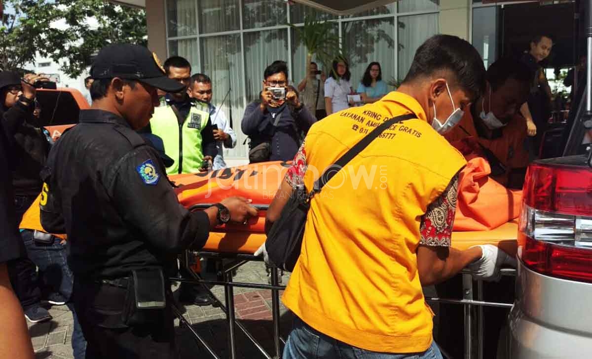 Proses evakuasi jenazah di Apartemen Educity Surabaya