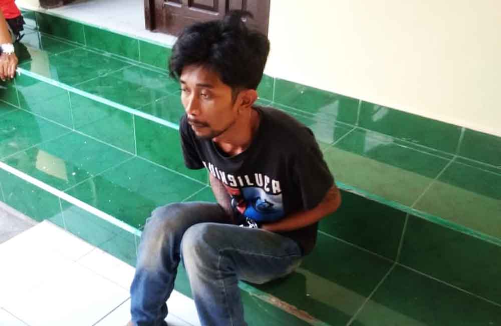 Tersangka saat menyerahkan diri