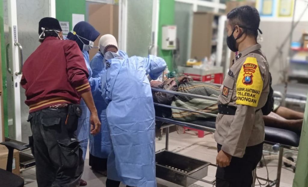 Tersangka mendapat perawatan usai dihajar warga karena melawan saat akan ditangkap. 