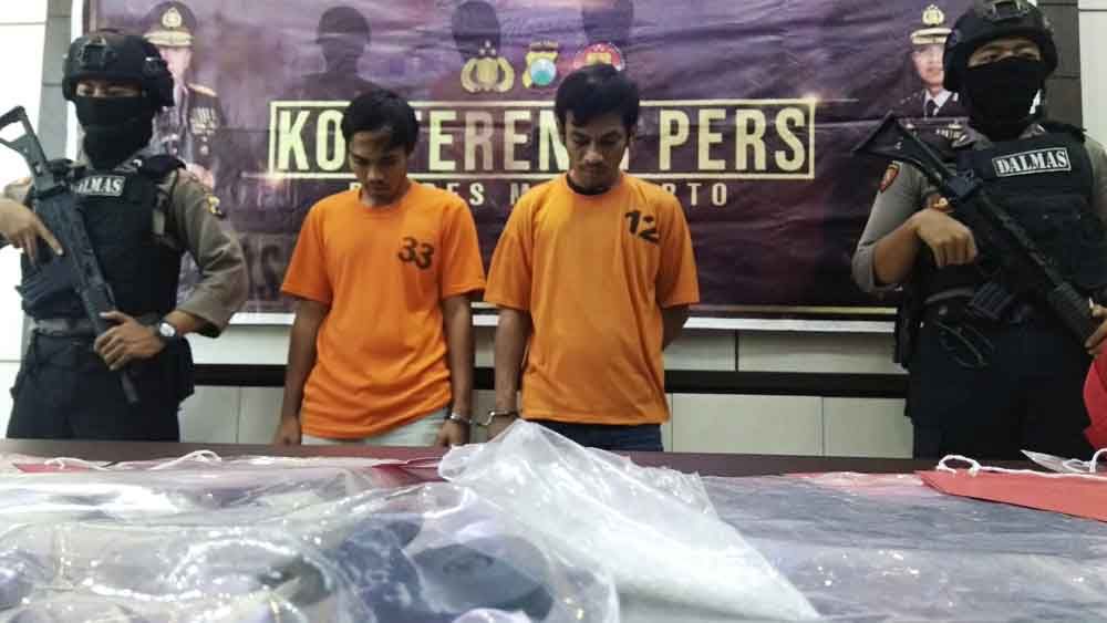 Dua pelaku pemerasan saat di Mapolres Mojokerto