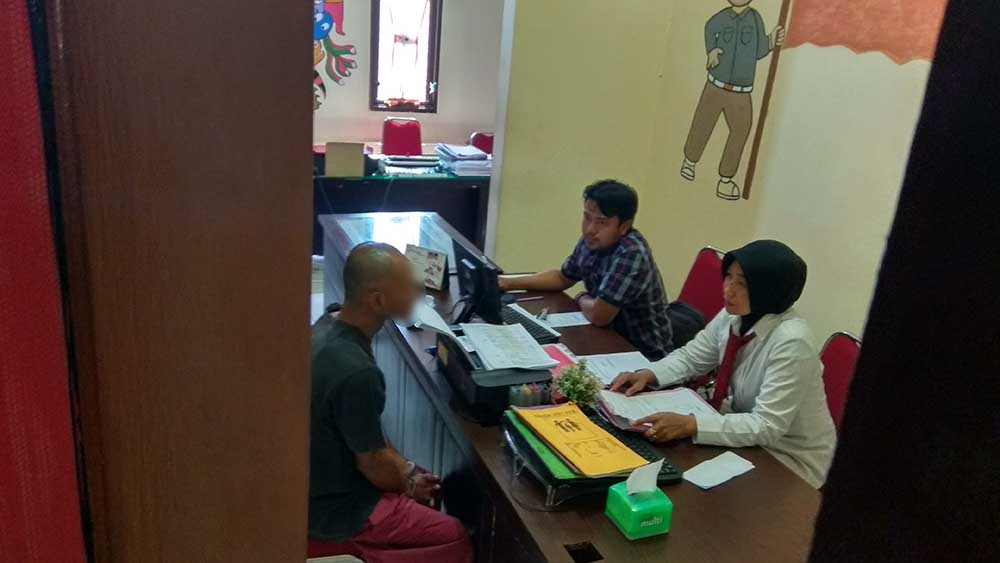 Tersangka diperiksa/Foto: CF Glorian