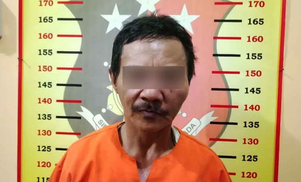 Tersangka pemerkosa  saat berada di Mapolsek 